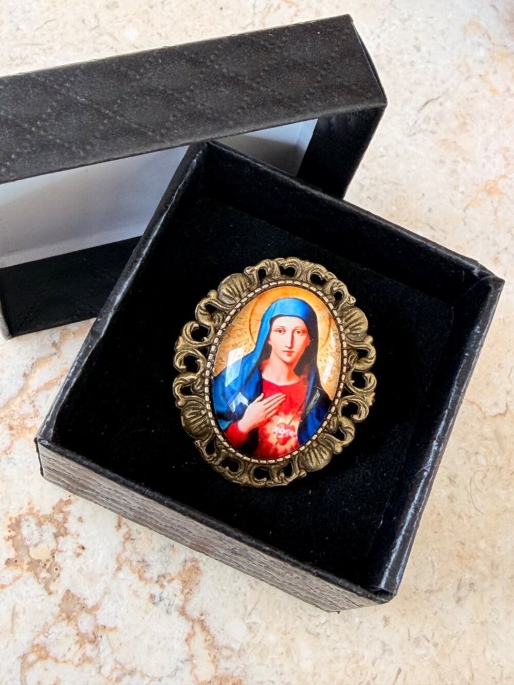 Virgin Mary Sacred Heart Cameo Brooch With Ornate Brass Frame & Gift Box